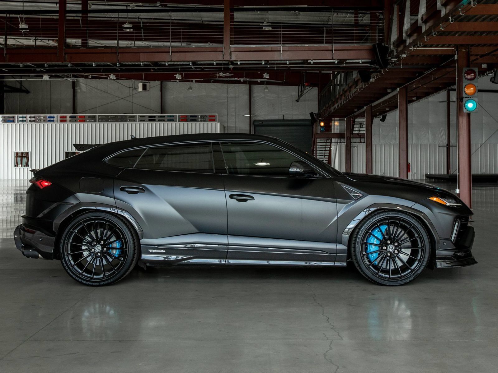 Used 2023 Lamborghini Urus Performante AWD/4WD image 2