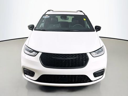 Used 2024 Chrysler Pacifica Limited w/ S Appearance Package FWD image 2
