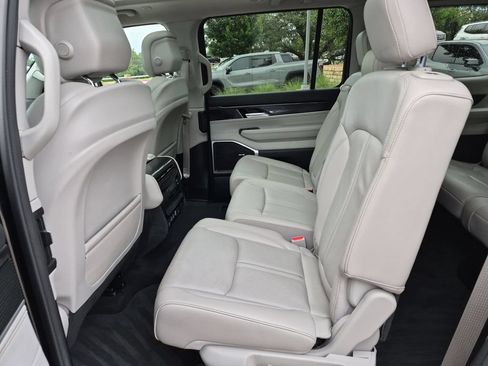 Used 2022 Jeep Wagoneer Series I w/ Premium Group I AWD/4WD image 37