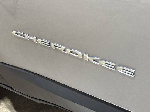 Used 2017 Jeep Cherokee Limited FWD image 25