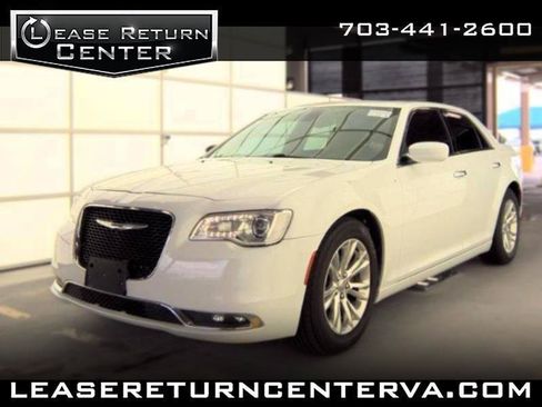 Used 2017 Chrysler 300 C RWD image 1
