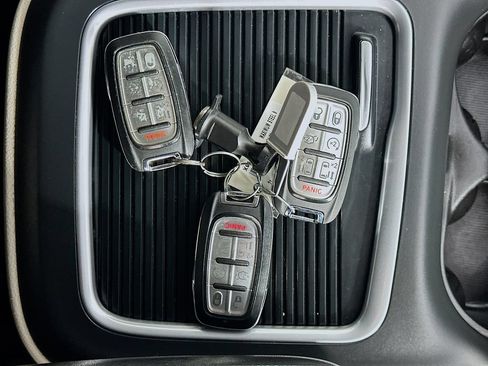 Used 2021 Chrysler Pacifica Touring-L FWD image 35