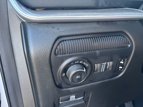 Used 2024 Jeep Wagoneer L Series II w/ Flexible Seating Group RWD image 23