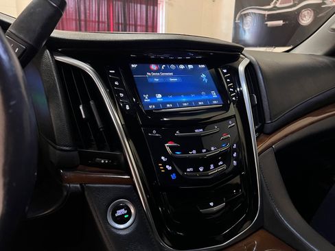 Used 2018 Cadillac Escalade Luxury RWD image 32