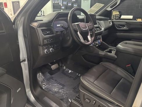 Used 2023 GMC Yukon XL SLT w/ SLT Premium Package image 12
