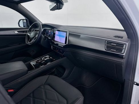Used 2024 Volkswagen Atlas Cross Sport SE FWD image 30