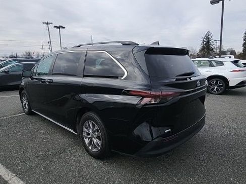 Used 2023 Toyota Sienna LE image 5