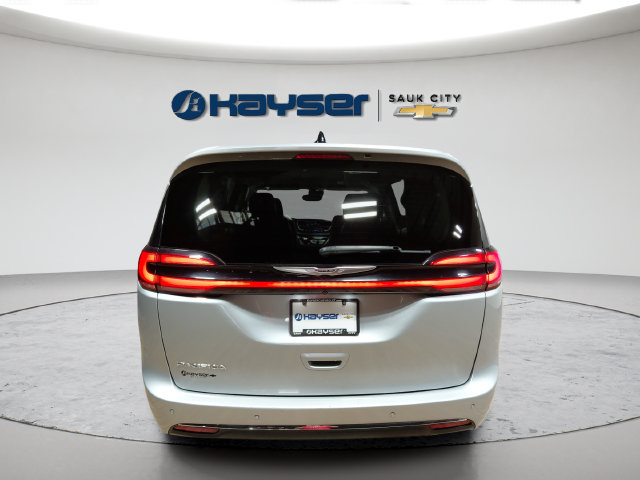 Used 2024 Chrysler Pacifica Touring-L FWD image 6