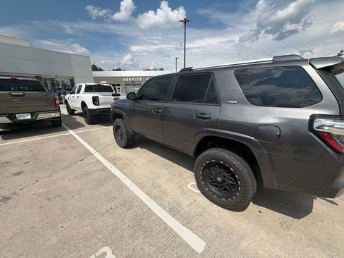 Used 2020 Toyota 4Runner SR5 AWD/4WD image 3