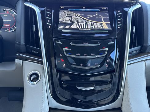 Used 2019 Cadillac Escalade Luxury image 32