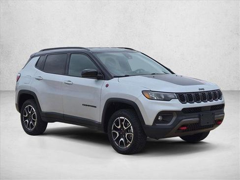 Used 2025 Jeep Compass Trailhawk AWD/4WD image 3