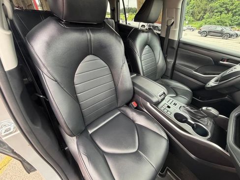 Used 2023 Toyota Highlander XLE AWD/4WD image 39