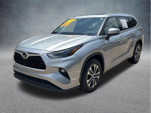 Used 2022 Toyota Highlander XLE FWD image 4