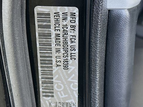 Used 2023 Jeep Grand Cherokee Limited w/ Black Appearance Package image 12