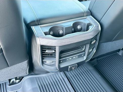 New 2026 RAM 2500 Laramie AWD/4WD image 18