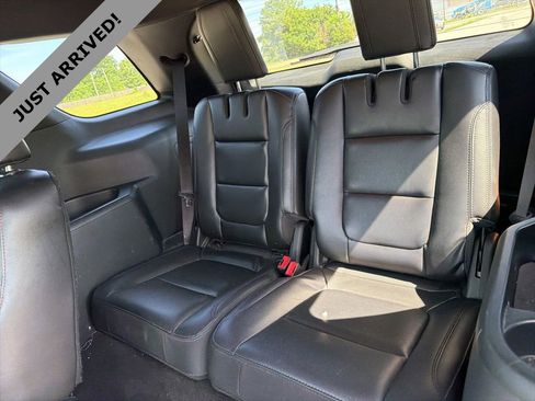 Used 2018 Ford Explorer XLT w/ Equipment Group 202A AWD/4WD image 9