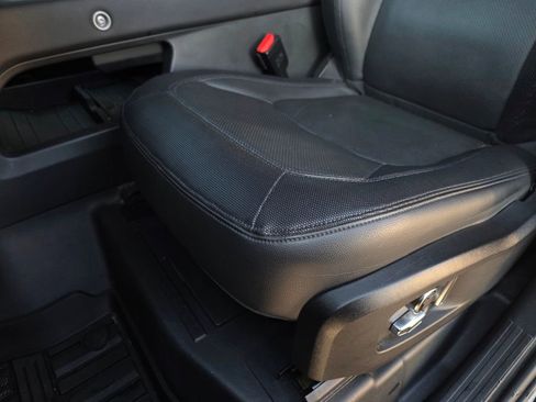 Used 2024 Land Rover Defender 130 X-Dynamic SE image 23