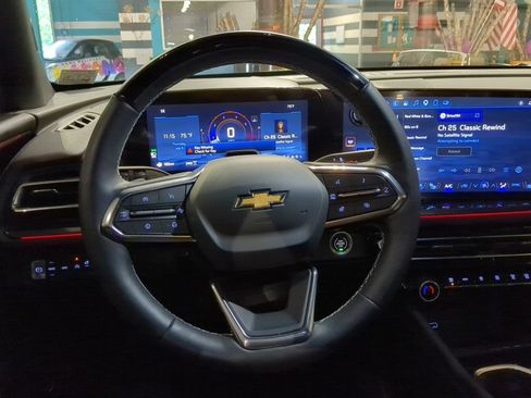 Used 2025 Chevrolet Traverse High Country AWD/4WD image 2