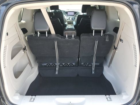 Used 2022 Chrysler Pacifica Touring-L FWD image 13