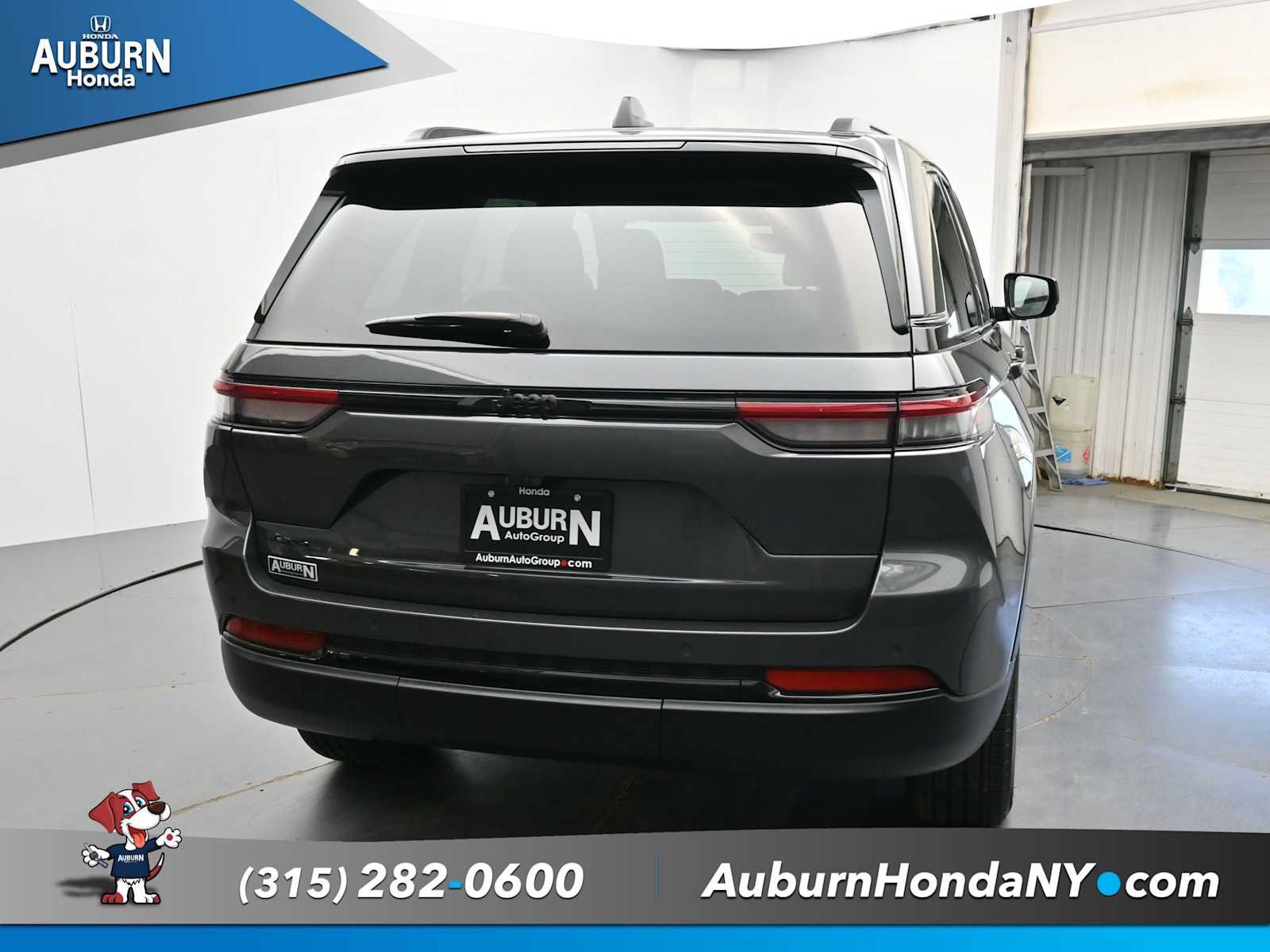 Used 2024 Jeep Grand Cherokee Altitude AWD/4WD image 4