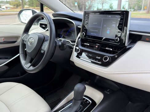 Used 2022 Toyota Corolla LE w/ Premium Interior Package image 17