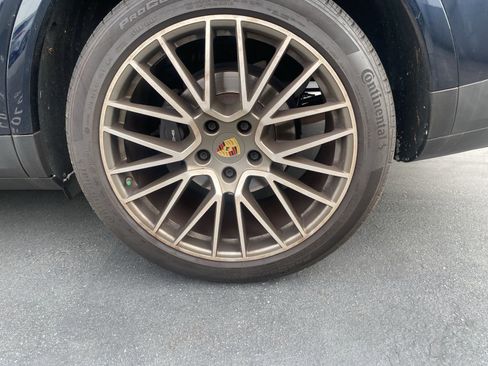 Used 2023 Porsche Cayenne AWD/4WD image 5