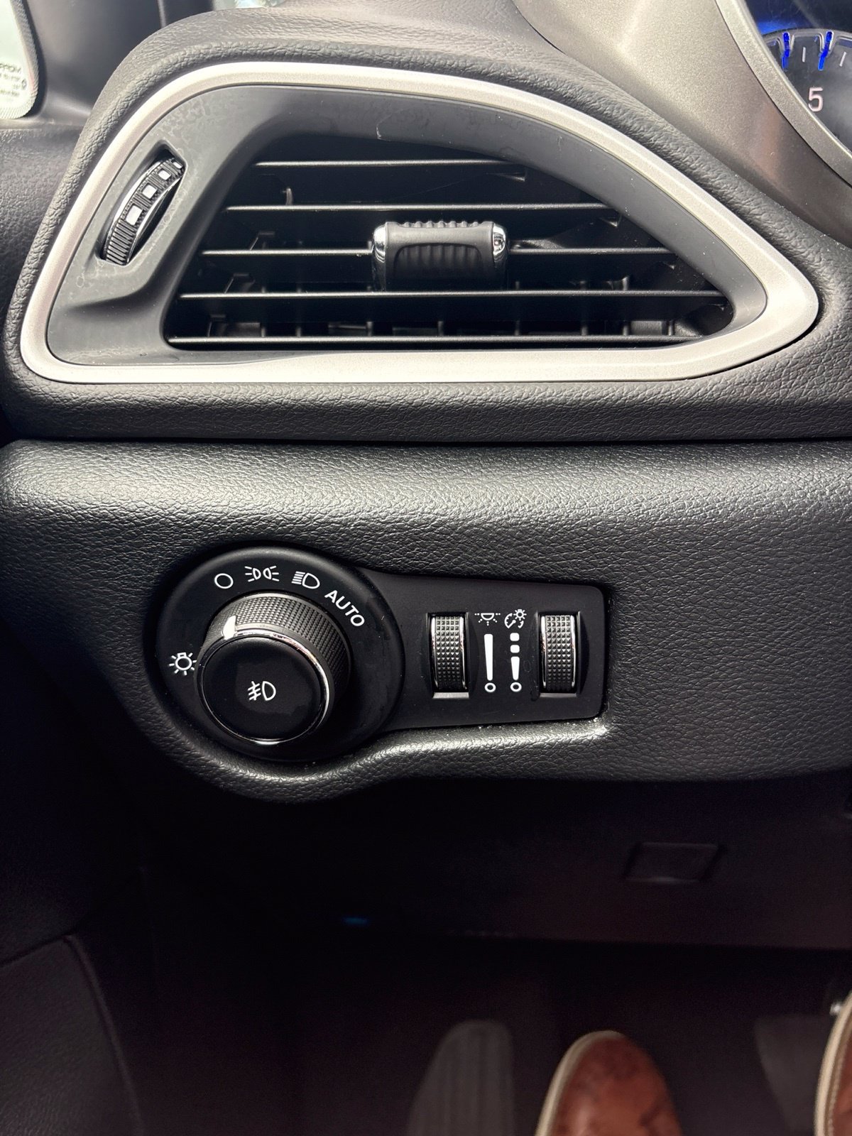 Used 2025 Chrysler Pacifica Select FWD image 10
