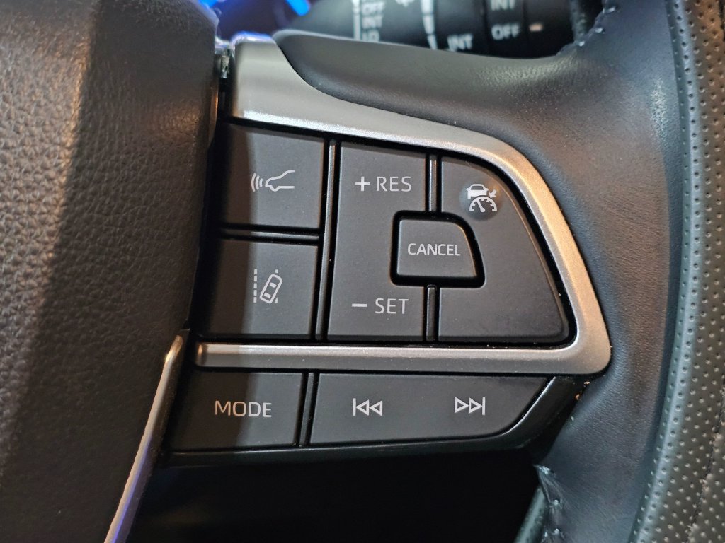 Used 2022 Toyota Highlander XLE AWD/4WD image 18