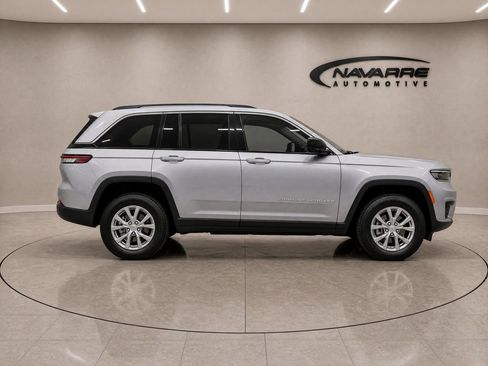 Used 2025 Jeep Grand Cherokee Altitude RWD image 8