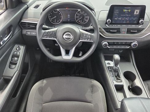 Used 2025 Nissan Altima 2.5 SV FWD image 13