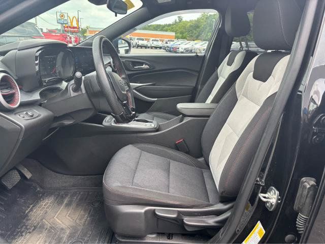 Used 2025 Chevrolet Trax RS w/ Sunroof Package FWD image 17