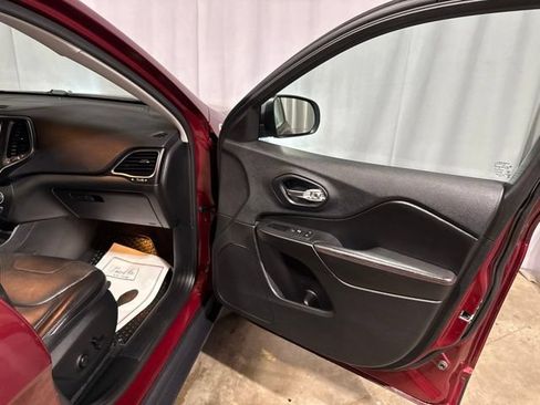 Used 2019 Jeep Cherokee Trailhawk AWD/4WD image 35