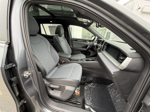 New 2026 Volkswagen Tiguan SE R-Line AWD/4WD image 23