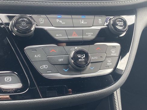 New 2026 Chrysler Pacifica Limited image 14