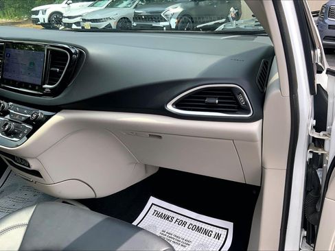 Used 2024 Chrysler Pacifica Touring-L FWD image 18