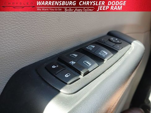 Used 2023 Chrysler Pacifica Touring-L FWD image 29
