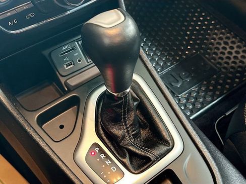 Used 2018 Jeep Cherokee Latitude Plus w/ Cold Weather Group image 17