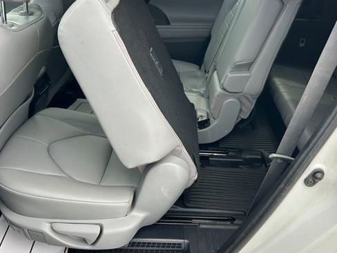 Used 2021 Toyota Highlander XLE image 47