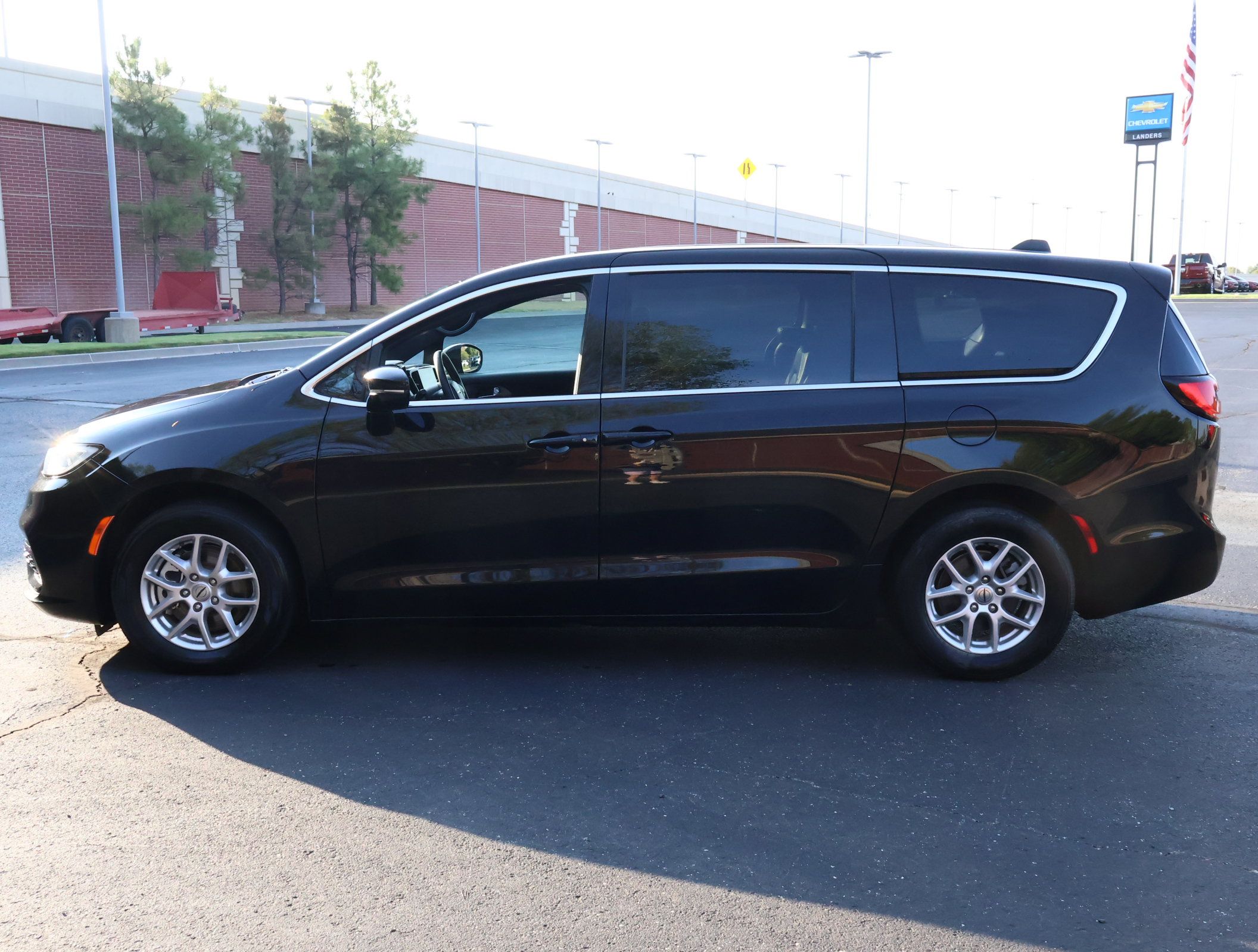 Used 2025 Chrysler Pacifica Select FWD image 35