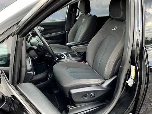 Used 2020 Chrysler Pacifica Touring w/ S Appearance Package FWD image 23