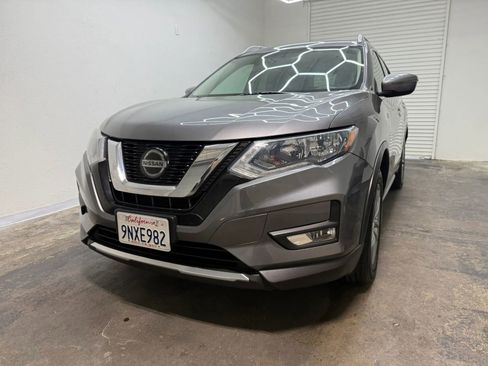 Used 2018 Nissan Rogue SV FWD image 2