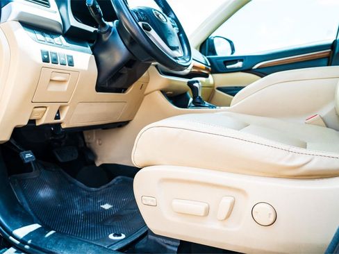 Used 2018 Toyota Highlander Limited FWD image 11