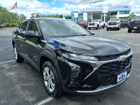 Used 2025 Chevrolet Trax LS FWD image 1
