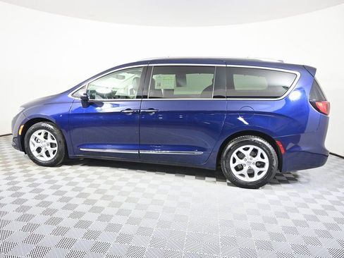 Used 2020 Chrysler Pacifica Limited image 3