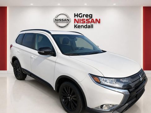 Used 2020 Mitsubishi Outlander SE FWD image 3