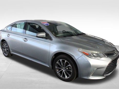 Used 2017 Toyota Avalon XLE image 12
