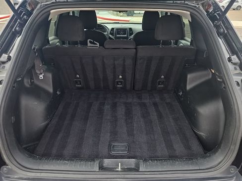Used 2019 Jeep Cherokee Latitude w/ Popular Appearance Group AWD/4WD image 31