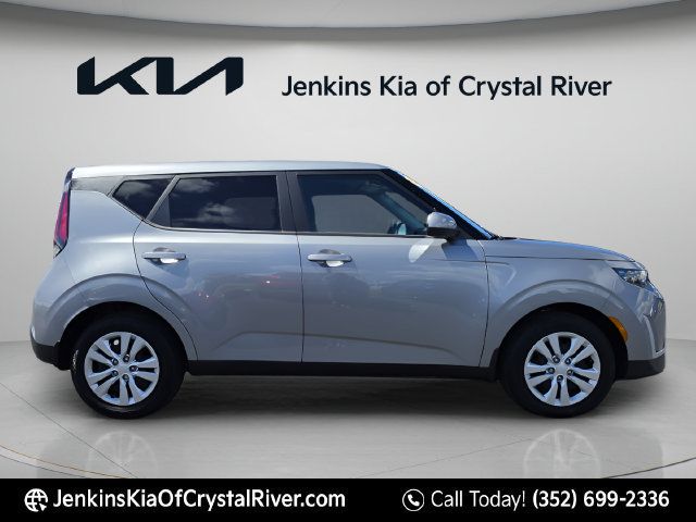 Used 2025 Kia Soul LX FWD image 4