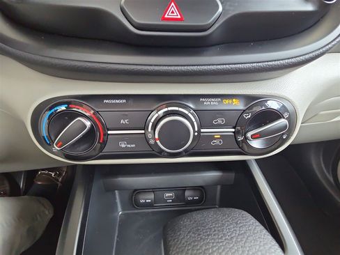 Used 2023 Kia Soul LX w/ LX Technology Package image 16