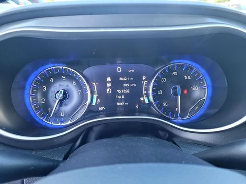 Used 2023 Chrysler Pacifica Touring-L FWD image 18